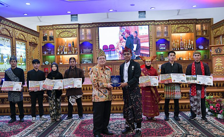  Rektor Universitas Teknokrat Indonesia Beri Penghargaan Peserta PMM, Salah Satunya Muazin Masjid Asmaul Yusuf