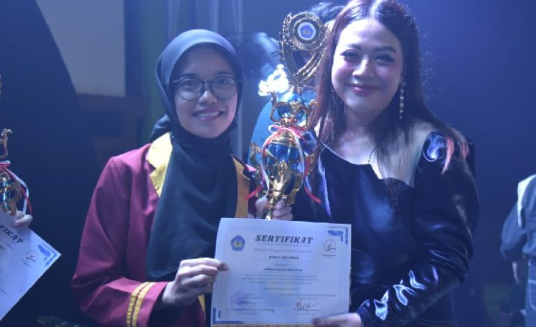  Mahasiswi Universitas Teknokrat Indonesia Nurul Arifah Juara II Penulisan Puisi Peksimida