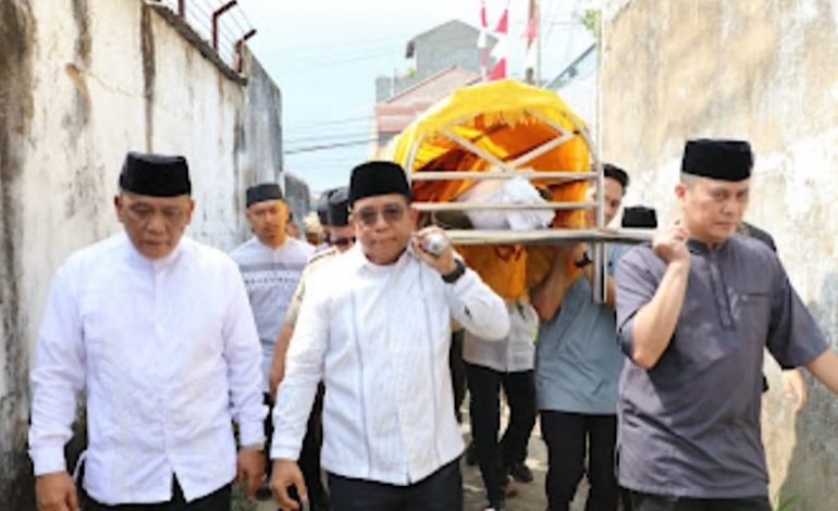  Penjabat Gubernur Lampung Samsudin Ikut Gotong Keranda Jenazah Mursyid Arsyad