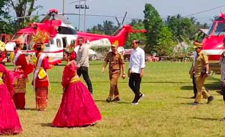  Penjabat Bupati Tanggamus Mulyadi Irsan Sambut Presiden Jokowi di Lapangan Kotaagung