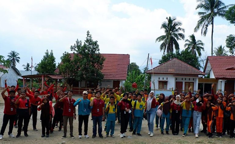  Mahasiswa KKN UIN Raden Intan Latih Baris-Berbaris Siswa SMPN Satu Atap 3 Lumbok Seminung