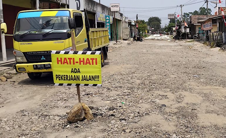  Jalan Poros Desa Sidoharjo Way Panji Proses Cor Beton, Warga Sampaikan Terima Kasih ke Bupati