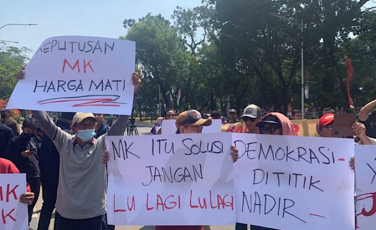  Aktivis 98, Guru Besar, dan Akademisi Demo di Depan MK, Selamatkan Konstitusi!