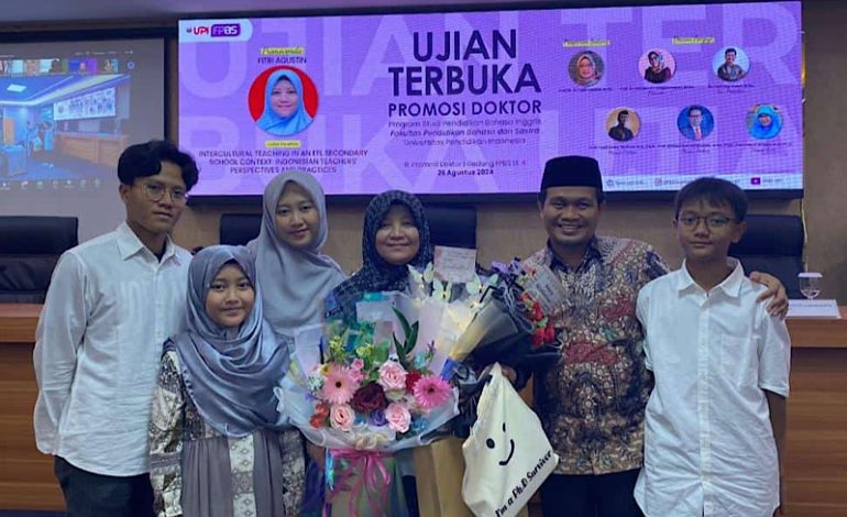  Guru SMAN 2 Bandar Lampung Fitri Agustin Raih Gelar Doktor Universitas Pendidikan Indonesia