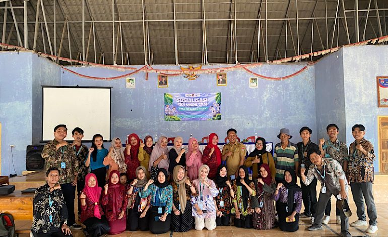 Mahasiswa KKN UIN Raden Intan Latih Anggota PKK Desa Trikarya Mulya Mesuji Pemasaran Digital