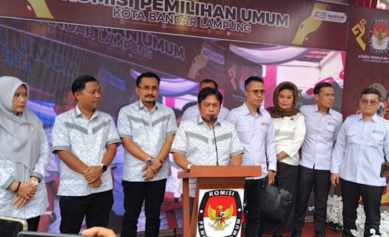  KPU Terima Syarat Pencalonan Eva Dwiana-Deddy Amarullah