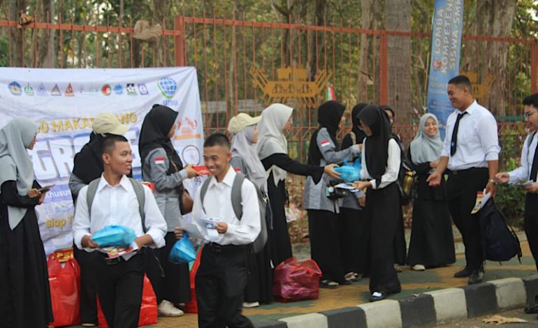  Birohmah Unila Bagi 1.000 Makan Siang Gratis Mahasiswa Baru, Sambal dan Ayamnya Enak