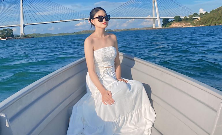  Bergaun Putih, Model Lampung Celvi Meida Sari Nikmati Keindahan Jembatan Barelang Batam