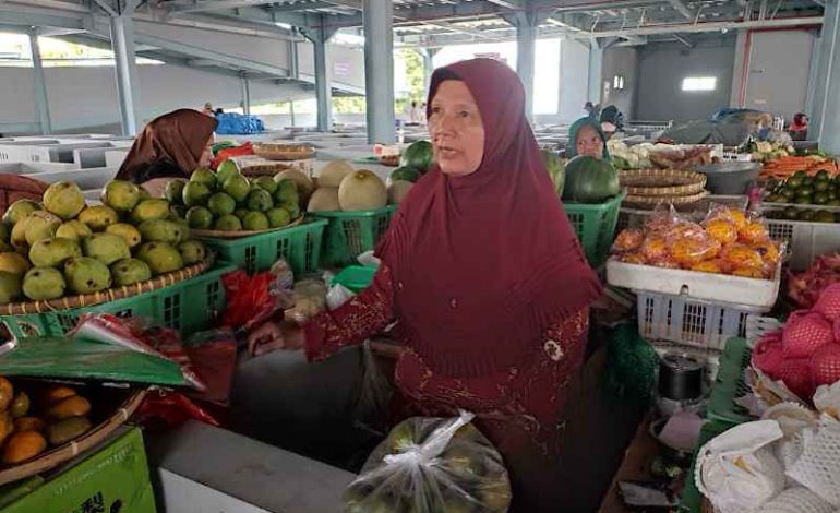 Sehari Usai Peresmian Jokowi, Pedagang Buah Pasar Pasir Gintung Keluhkan Penurunan Omzet, Warga Lebih Suka ke Pasar Bawah