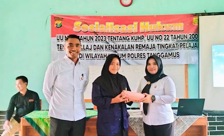  Polres Tanggamus Sosialisasi Hukum di SMK Darul Fikri Pugung