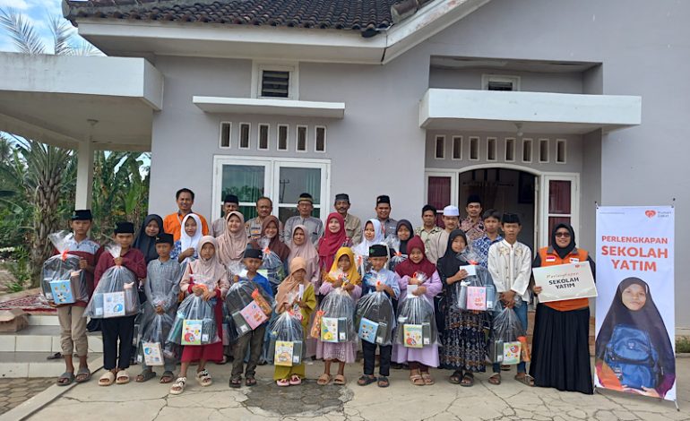  Rumah Zakat-Kemenag Lampung Salurkan Perlengkapan Sekolah di Way Harong