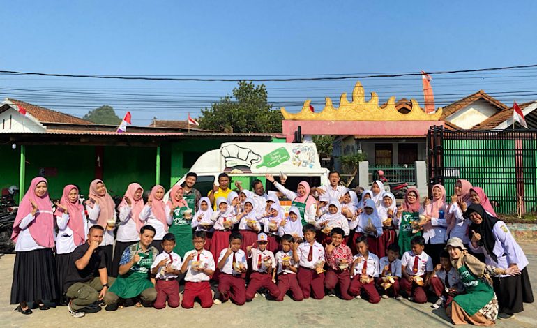  Dompet Dhuafa Lampung Bagikan Ratusan Paket Sarapan Sehat di SDN 1 Surabaya Kedaton