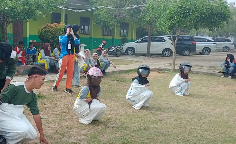  Guru dan Siswa SMKN 1 Terbanggi Besar Seru Ikutan Lomba HUT Ke-79 RI di Lapangan Sekolah