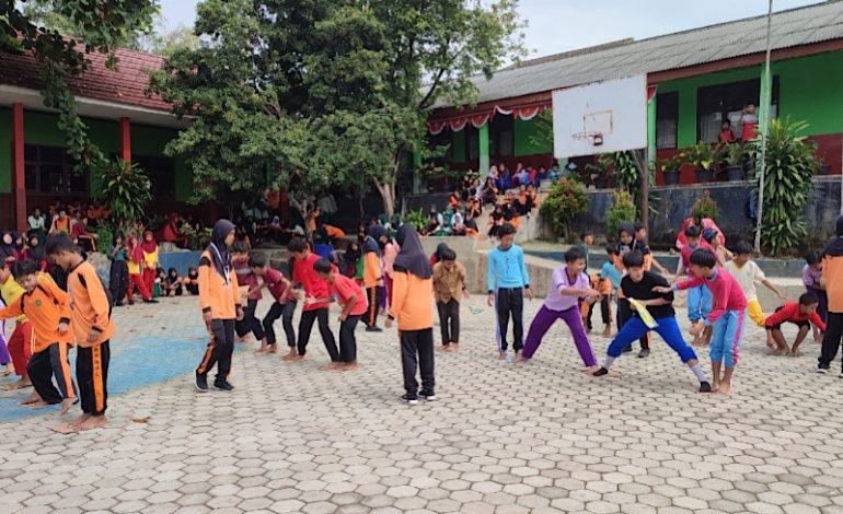  Semarak HUT Ke-79 RI di SMPN 26 Bandar Lampung, Lomba Estafet Kardus Seru dan Meriah
