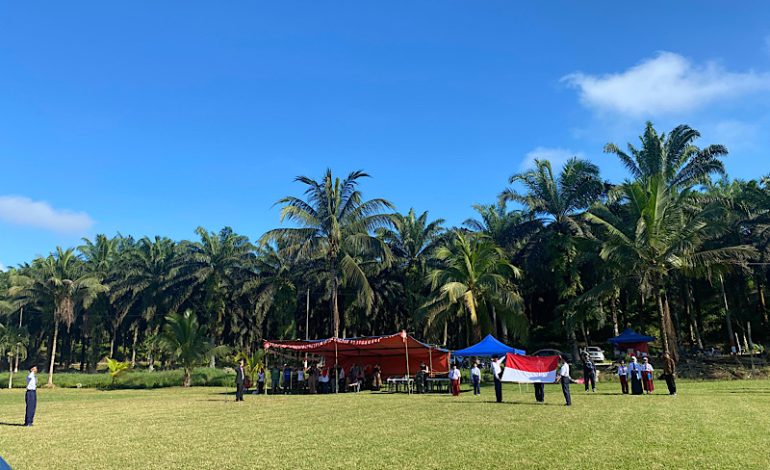  Mahasiswa UIN Raden Intan Saksikan Anak-Anak CLC Pendirosa Bentangkan Merah-Putih di Sabah Malaysia