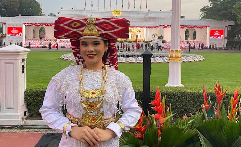  Tampil di Istana Merdeka, Mahasiswi Universitas Teknokrat Indonesia Maria Trisha Natalia Bangga Pakaian Adat Lampung