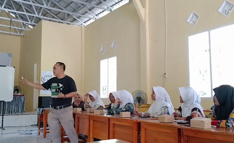  Rumah Baca Umy Uchi Festival Literasi di Semaka, Adian Saputra Pandu Peserta Bikin Berita & Feature