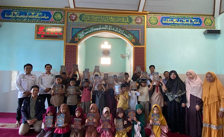  KAMMI Lampung Bersama Ruang Baik Salurkan Alquran di Ulu Belu Tanggamus