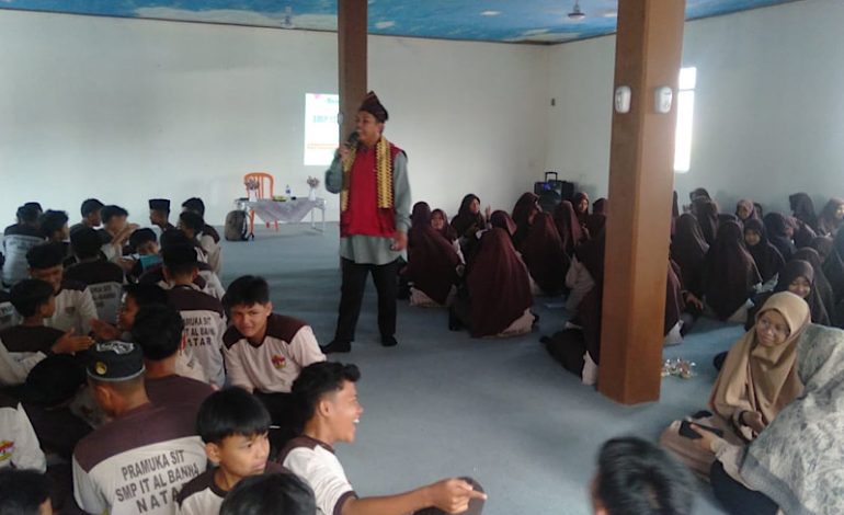  Jarwo Songha Tampilkan Sastra Lisan Lampung “Pisaan” dalam Maulid Nabi Muhammad saw