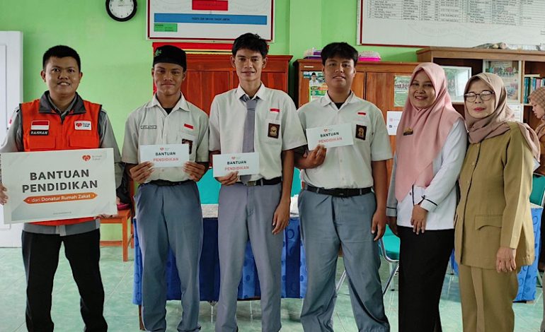  Rumah Zakat Beri Bantuan Pendidikan bagi Anak Indonesia