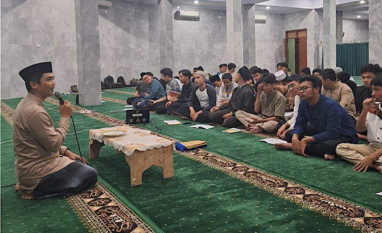  Muhammad Suhada Isi Kajian Mabit FKAR di Masjid Nurul Hidayah SMAN 2 Bandar Lampung
