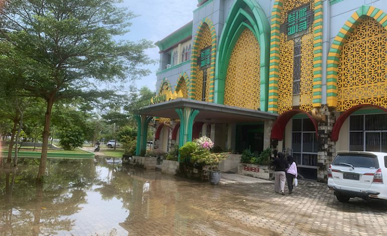  Hujan Deras, Area Parkir Fakultas Dakwah dan Ilmu Komunikasi UIN Raden Intan Tergenang