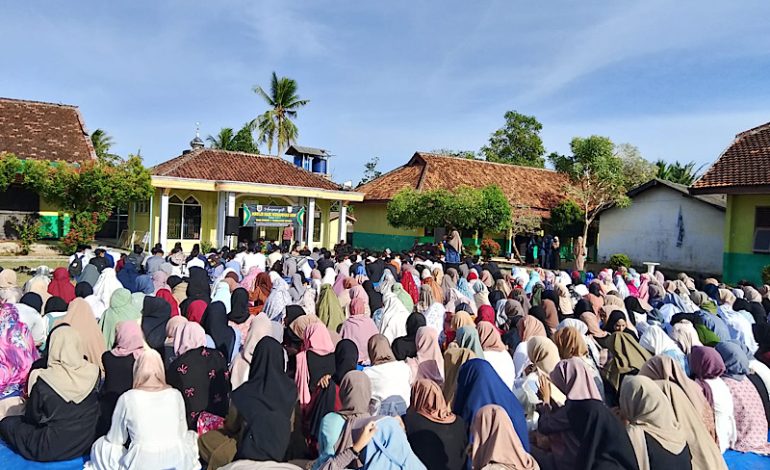  Masya Allah! Maulid Nabi, Kepala SMKN 1 Terbanggi Besar Umi Tarsih Qariah Baca Al Mulk