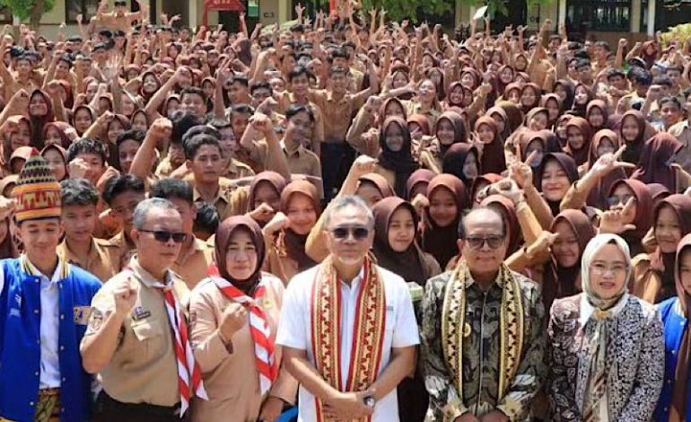  Samsudin dan Zulkifli Hasan Serahkan Makanan Bergizi Gratis di SMAN 1 Tanjung Bintang