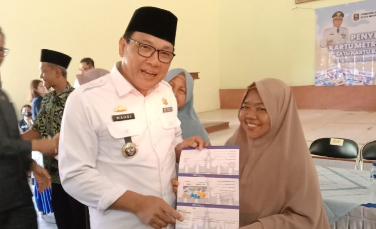  Wali Kota Wahdi Bagikan Kartu Metro Ceria untuk Guru Ngaji di Metro Barat
