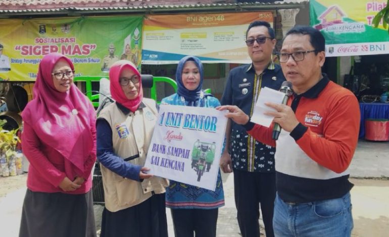  Wali Kota Wahdi Salurkan Bantuan untuk Bank Sampah