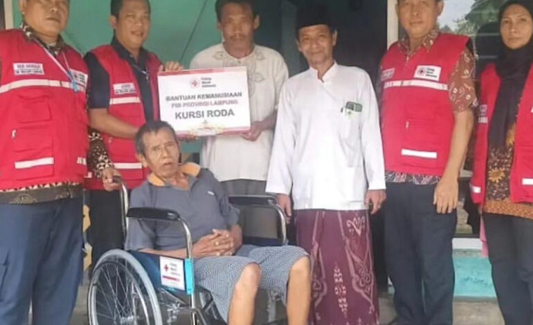  PMI Lampung Serahkan 13 Kursi Roda Program Siger Pemprov Lampung