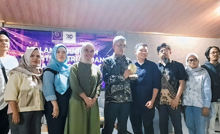  Pendiri AJI Bandar Lampung Oyos Saroso HN Dianugerahi Penghargaan Kamaroeddin 2024