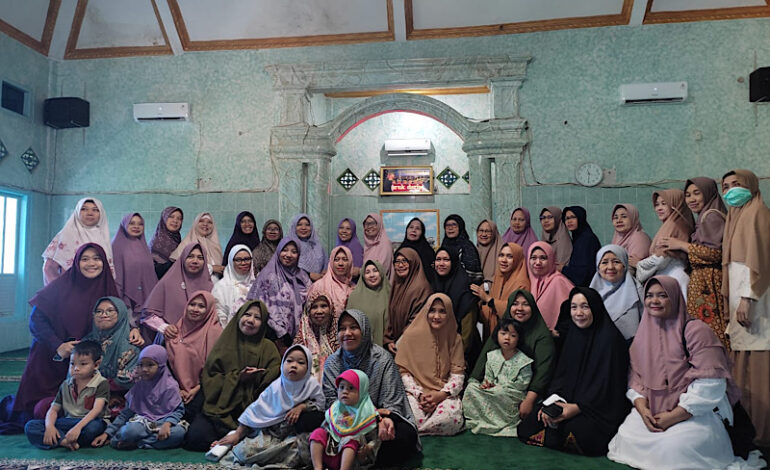  Kajian Rutin Salimah Pringsewu, Ustazah Loecy Antary Sampaikan Bahagia dengan Qonaah