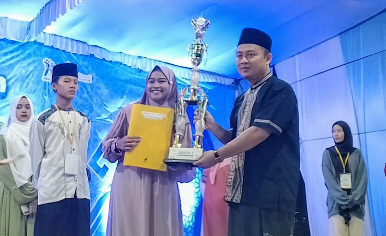 Shera Febriyani Santri Ponpes Tarbiyatussibyan Juara I Kaligrafi Festren Ke-8 Mahad Al Jamiah UIN Raden Intan