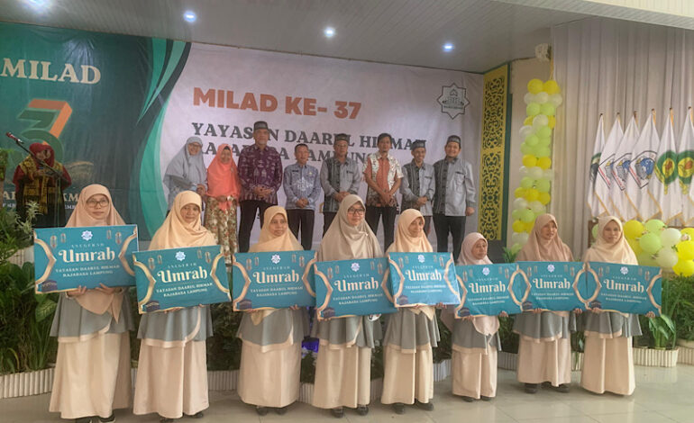  Milad Ke-37, Yayasan Daarul Hikmah Lampung Beri Anugerah Umrah untuk 8 Guru
