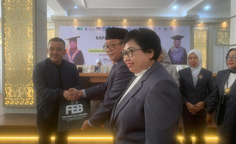  Fakultas Ekonomi & Bisnis Universitas Lampung Berikan Penghargaan Dosen Purnabakti