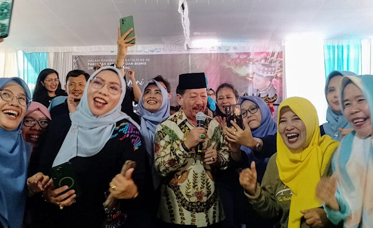  Nyanyi “Terajana”, Herman HN Meriahkan Dies Natalis Ke-59 Fakultas Ekonomi dan Bisnis Unila