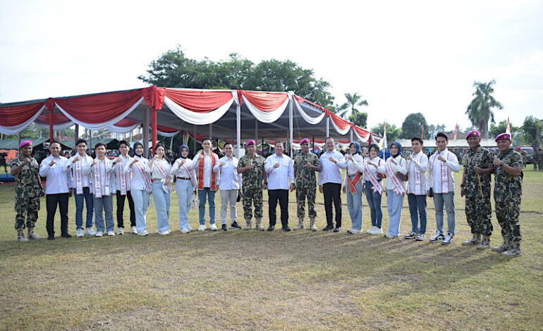  HUT Ke-79 Korps Marinir, Rektor Universitas Teknokrat Indonesia Salurkan Paket Sembako di Desa Hanura