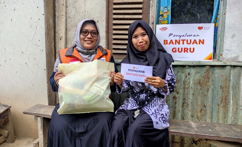  Hari Guru, Rumah Zakat Berikan Bingkisan untuk Fitri, Guru Honorer Madrasah Pejuang Keluarga