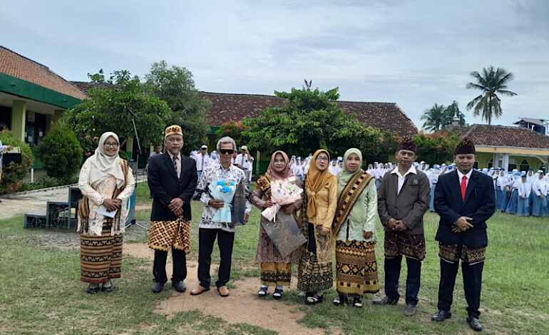  Hari Guru SMK Negeri 1 Terbanggi Besar, Petugas Upacara Guru-Staf, Ditutup Makan Siang Menu Kambing