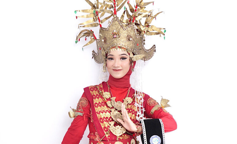  Model-Mahasiswi Unila Erna Meirinda Best Costume Duta Motivator Pendidikan 2024