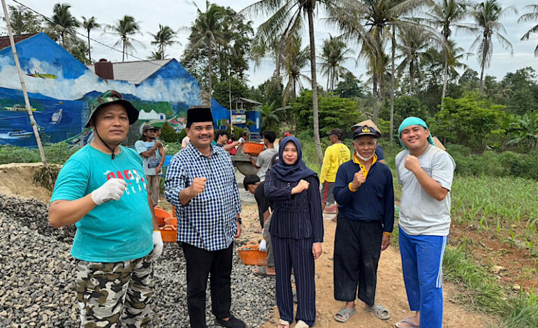  Anggota DPRD Lamsel Sidik Maryanto & Ayu Kumala Sari Kontribusi Cor Jalan SD Tri Sukses Desa Pemanggilan Natar