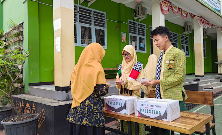  Bikin Bangga! Bagi Rapor, OSIS SMPIT Daarul ‘Ilmi Galang Donasi Palestina
