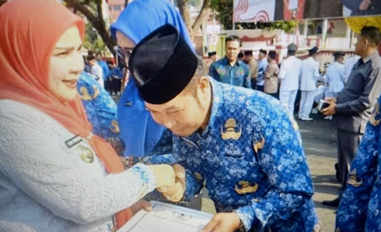  Wali Kota Eva Dwiana Beri Penghargaan Kepala SMPN 17 Bandar Lampung