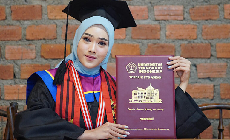  Diwisuda, Dinda Indah Jelita Lulusan Universitas Teknokrat Indonesia Terbanyak Publikasi Media Massa
