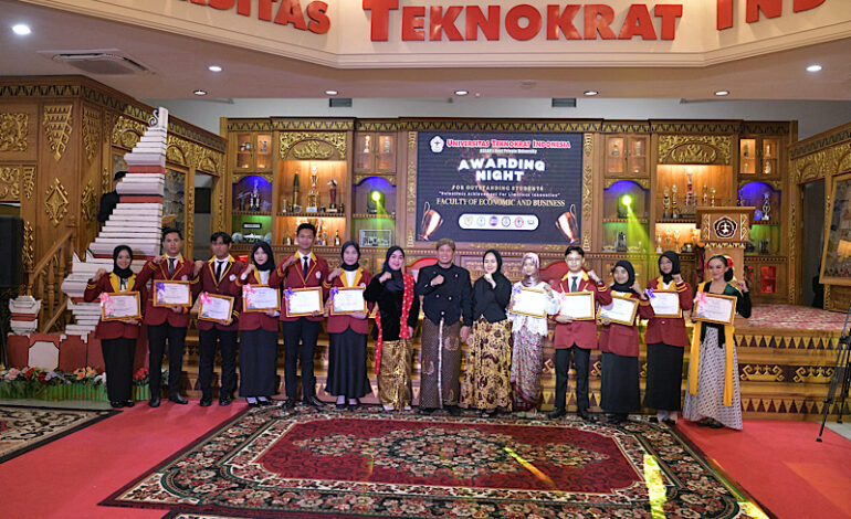  Malam Anugerah Mahasiswa Berprestasi FEB Universitas Teknokrat Indonesia Keren dengan Teater-Drama