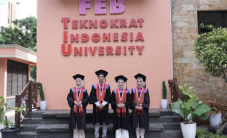  Mahasiswa Fakultas Ekonomi-Bisnis Universitas Teknokrat Indonesia Rampungkan Studi 3 Tahun