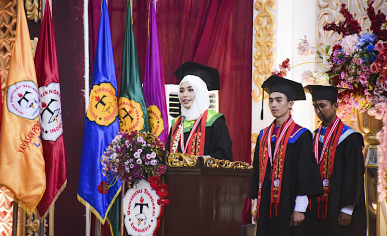  Orasi Ilmiah Tribahasa Wisuda Universitas Teknokrat Indonesia, Lawan Anggapan Generasi Rebahan dengan Teknologi, Karier, & Keluarga