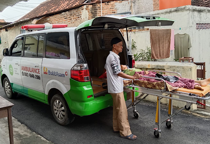  Ambulans IZI Antar Musyati 71 Tahun ke Gang Kramat Kedaton, Pasien Keluarga Prasejahtera Dapat Layanan Gratis