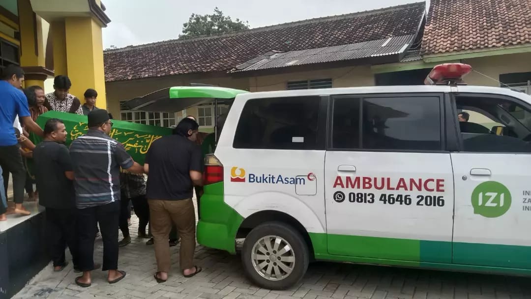  Ambulans IZI Lampung Antar Jenazah Habiah Ilyas ke Pekuburan Serbajadi